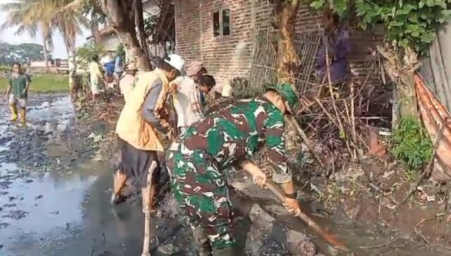 Cegah Banjir, Babinsa Koramil 0602-17/Carenang, Bersama Warga Bergotongroyong Bersihkan Irigasi