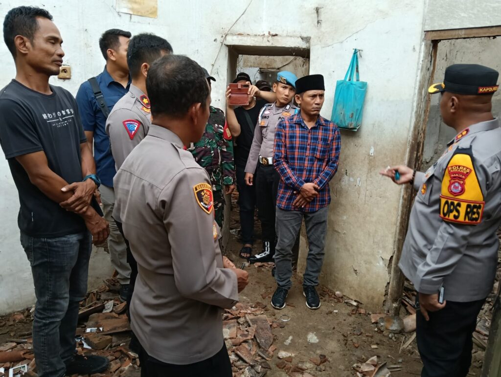 Laksanakan Program PECAK, Kapolres Serang Datangi dan Berikan Bantuan Kepada Warga Yang Rumahnya Ambruk