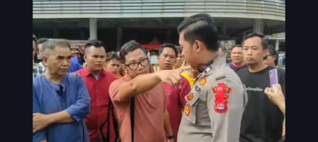 Tak Kunjung Masuk ke Kapal, Puluhan Pengguna Jasa Protes Kepada Pihak Keamanan Pelabuhan Merak