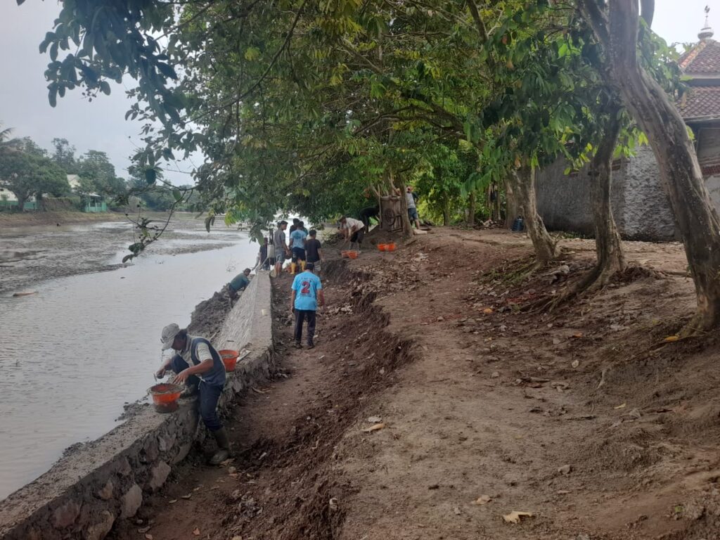 Pembangunan Irigasi di Ciwaka Diduga Tak Sesuai Spesifikasi dan Abaikan Keselamatan Kerja