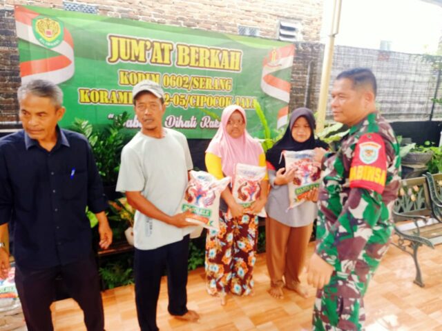 Program Jum’at Berkah, Babinsa Koramil Cipocok Jaya Bagikan 200 Sak Beras