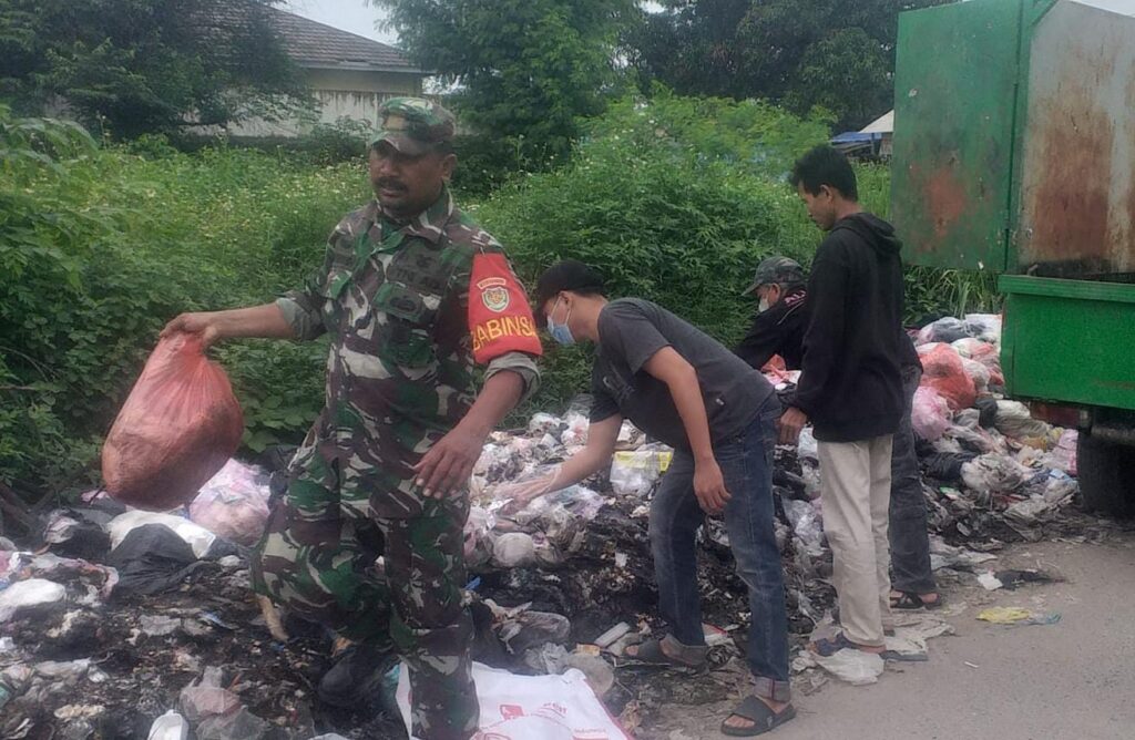 Babinsa Koramil Kragilan Bersama Masyarakat Bersatu Wujudkan Lingkungan Bebas Sampah