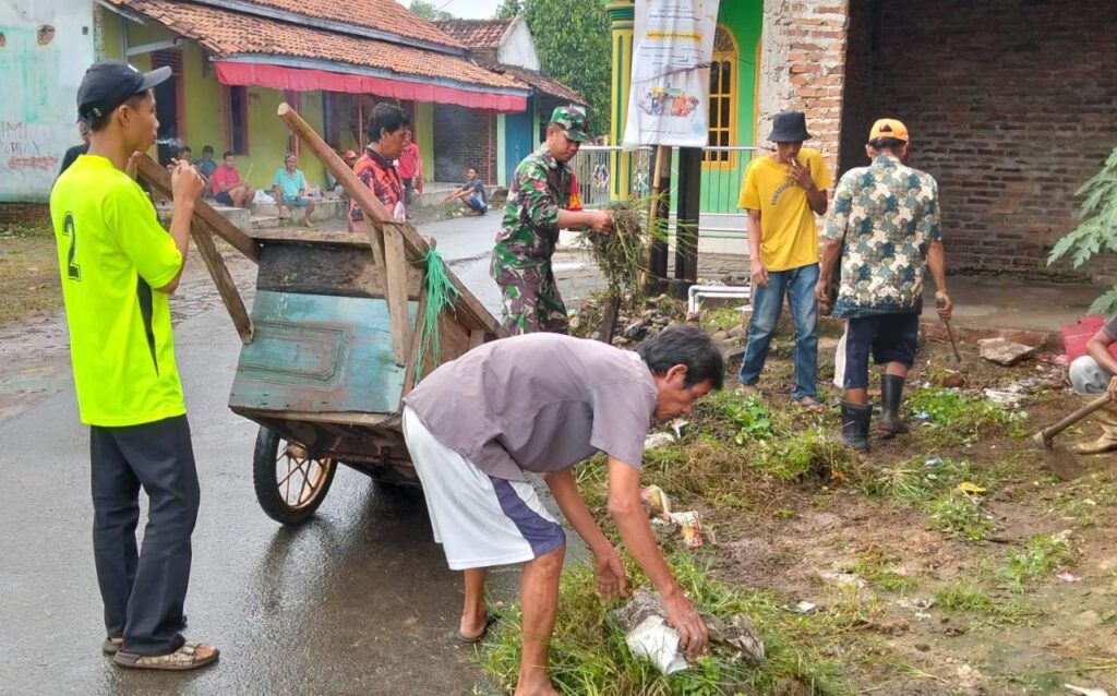 Babinsa Koramil Kasemen Bersama Warga Gelar Karbak Pembersihan Lingkungan Masjid Baitul Muttaqin