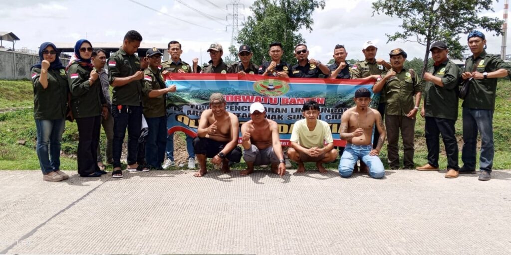 Forwatu Banten Tebar Ikan di Sungai Tercemar, Desak Tanggung Jawab PT Indah Kiat