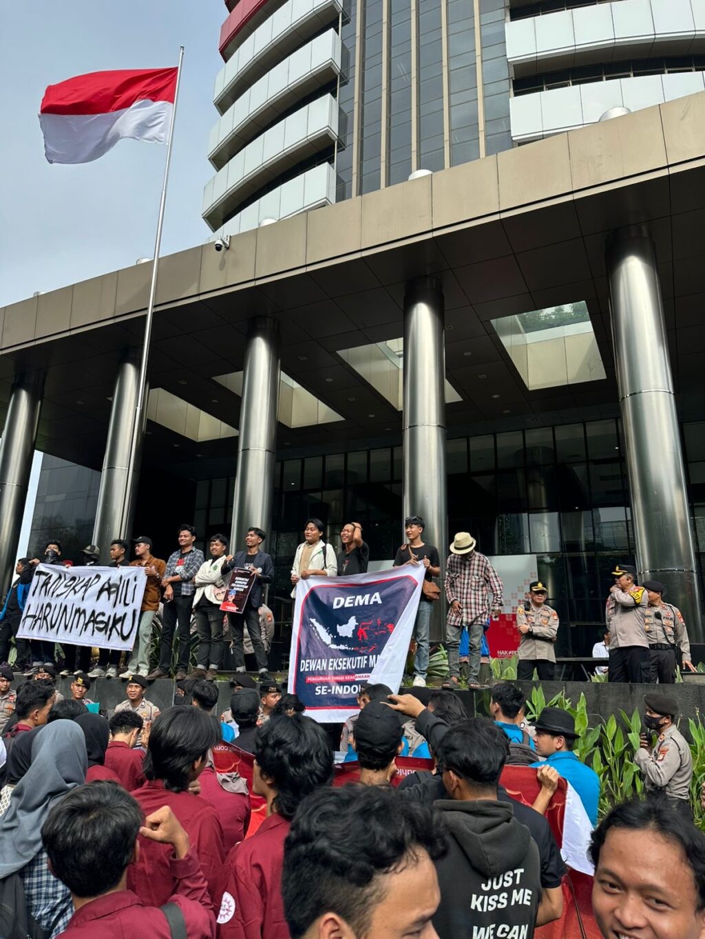 Indonesia Darurat Korupsi! DEMA PTKIN : Desak KPK Baru Segera Usut Tuntas Kasus Harun Masiku Indonesia Darurat Korupsi! DEMA PTKIN : Desak KPK Baru Segera Usut Tuntas Kasus Harun Masiku