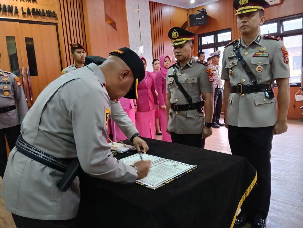 Kapolres Serang Pimpin Sertijab Wakapolres Serang, Kasat Intelkam dan Kapolsek Jajaran Kapolres Serang Pimpin Sertijab Wakapolres Serang, Kasat Intelkam dan Kapolsek Jajaran