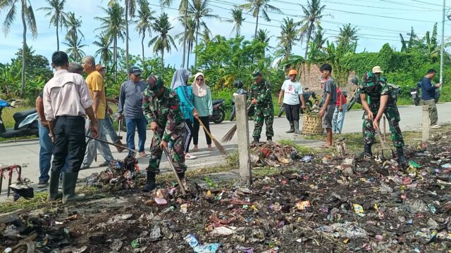 Forum RT/RW Kota Serang Bersama TNI-Polri Bersihkan Sampah Di Kelurahan Kasemen