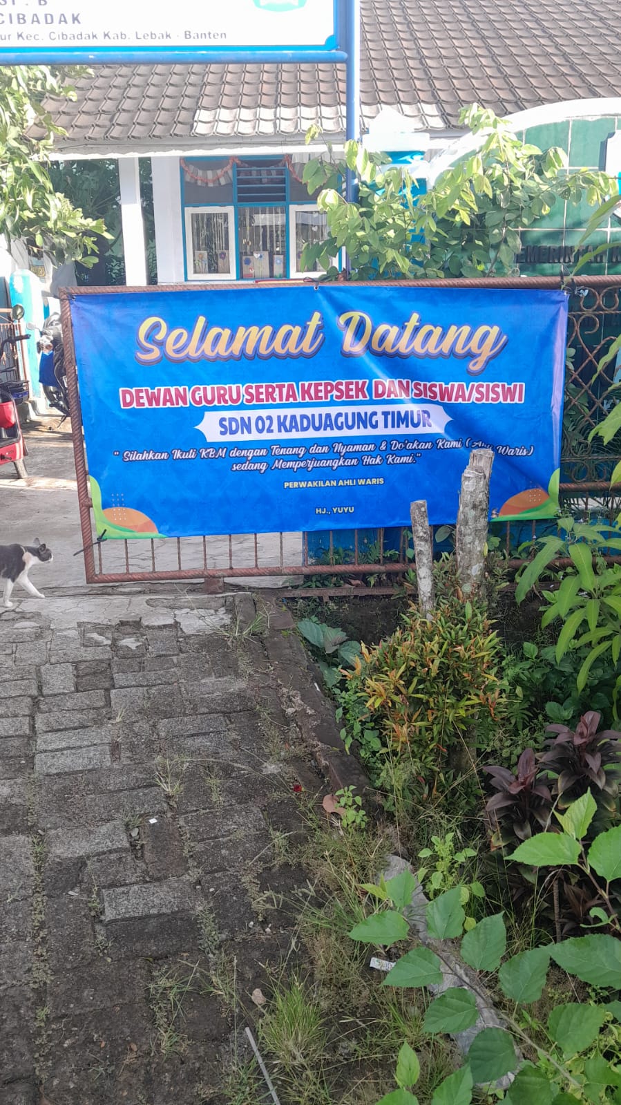 Ahli Waris Pasang Spanduk Sambut Siswa SDN 2 Kaduagung Timur, Tekankan Upaya Penyelesaian Sengketa Lahan Ahli Waris Pasang Spanduk Sambut Siswa SDN 2 Kaduagung Timur, Tekankan Upaya Penyelesaian Sengketa Lahan