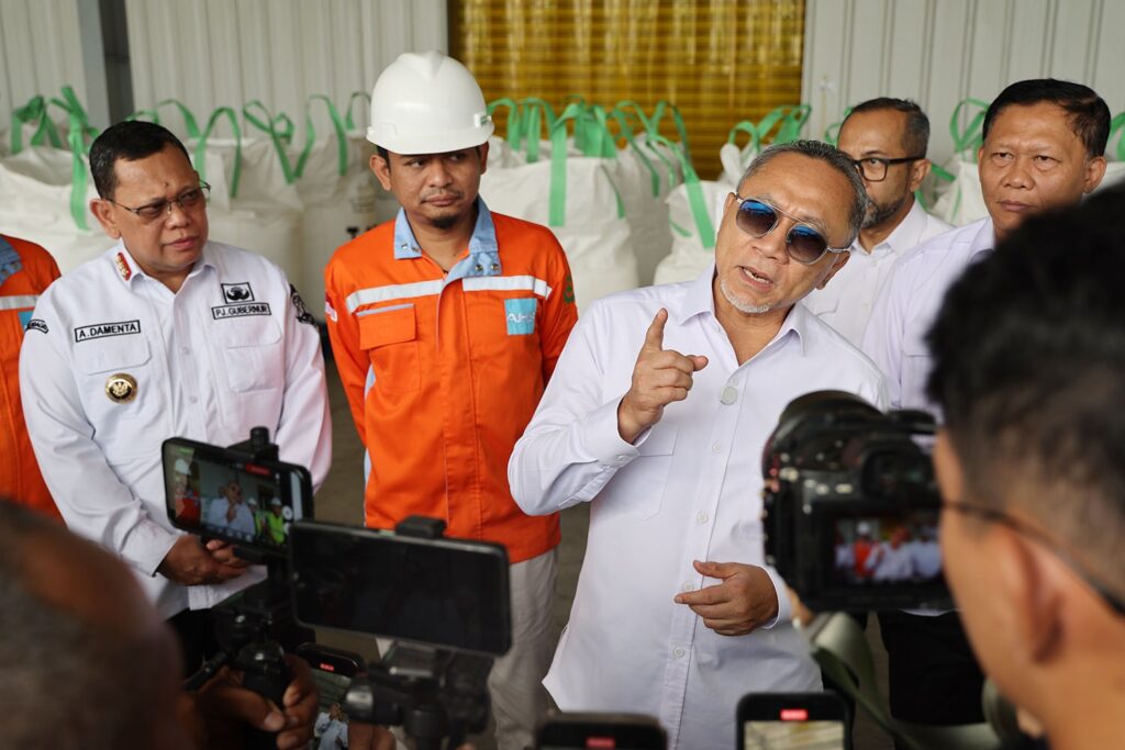 Pj Gubernur Banten Dampingi Menko Pangan Zulkifli Hasan Tinjau Pabrik Garam di Kabupaten Serang Pj Gubernur Banten Dampingi Menko Pangan Zulkifli Hasan Tinjau Pabrik Garam di Kabupaten Serang