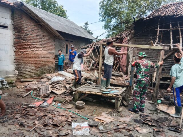 Hujan Deras dan Angin Kencang Robohkan Rumah Warga di Desa Malabar