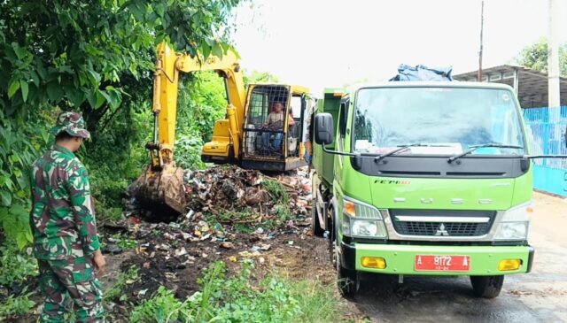 Kodim 0602/Serang Bersama Pemkot Serang Bersihkan 9 Titik Penumpukan Sampah di Kasemen