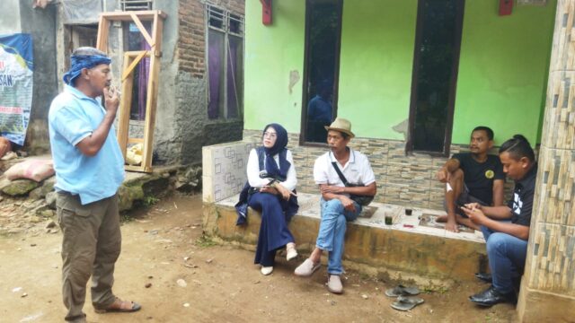 Gotong Royong Bangun “Istana Fitri,” Hj. Yuyu Berikan Bantuan Jet Pump