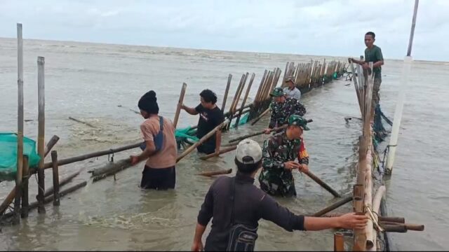 Nelayan Desa Tanara Bersama Babinsa Koramil Tanara, Bersihkan Pagar Bambu yang Hambat Aktivitas Melaut