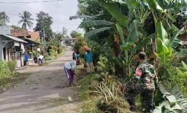 Babinsa Koramil Taktakan Bersama Warga Gotong Royong Bersihkan Jalan Lingkungan