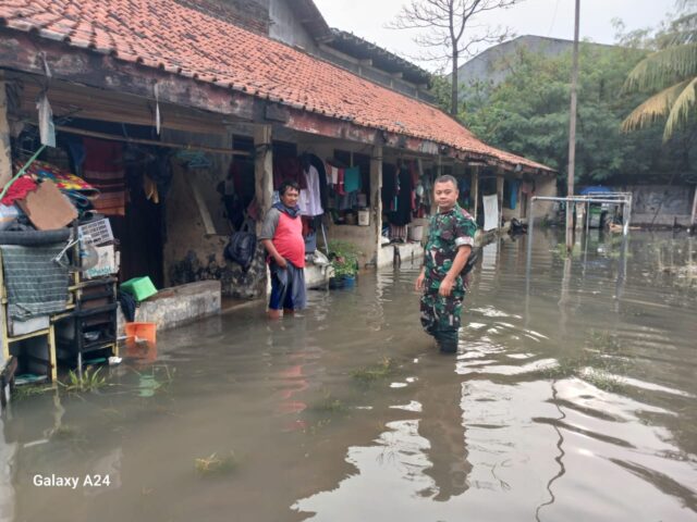 Babinsa Koramil Kota Serang, Pantau Situasi Banjir di Lingkungan Cilampang