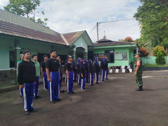 Babinsa Koramil Taktakan Lakukan Bintahwil di SMKN 5 Kota Serang