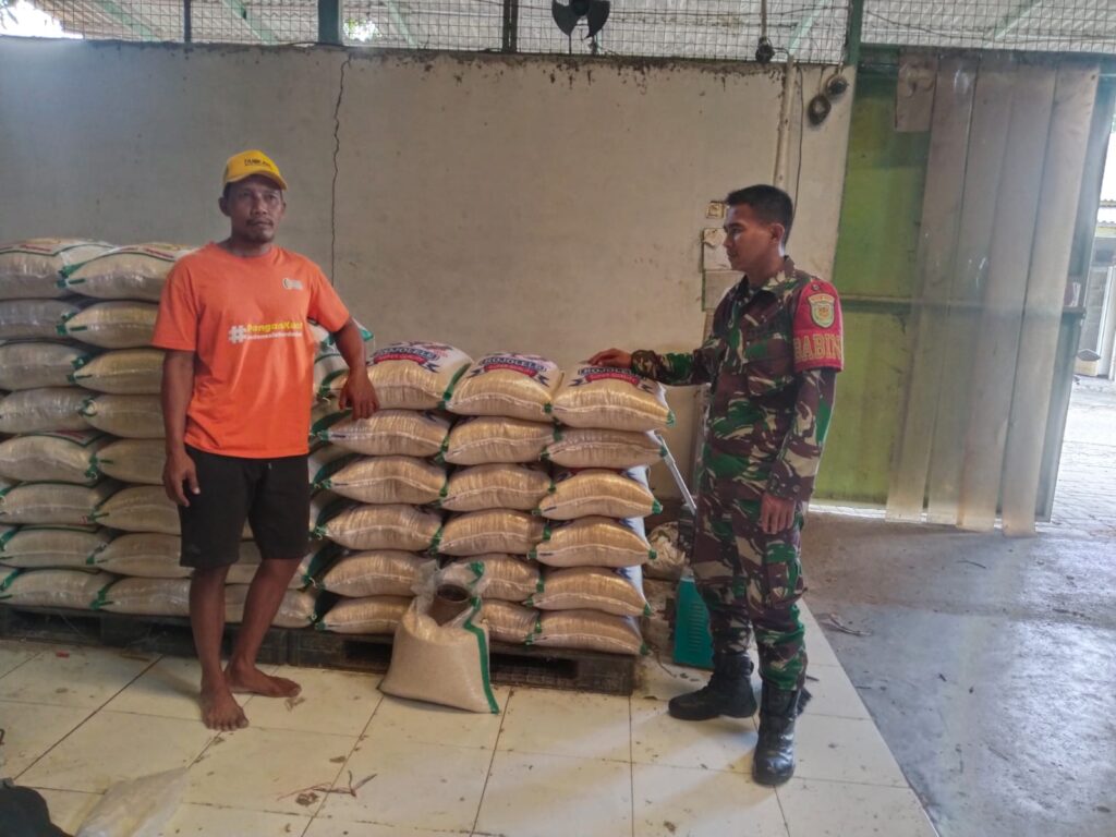 Babinsa Koramil Cikande Lakukan Pengecekan Harga Beras di Gudang Warga