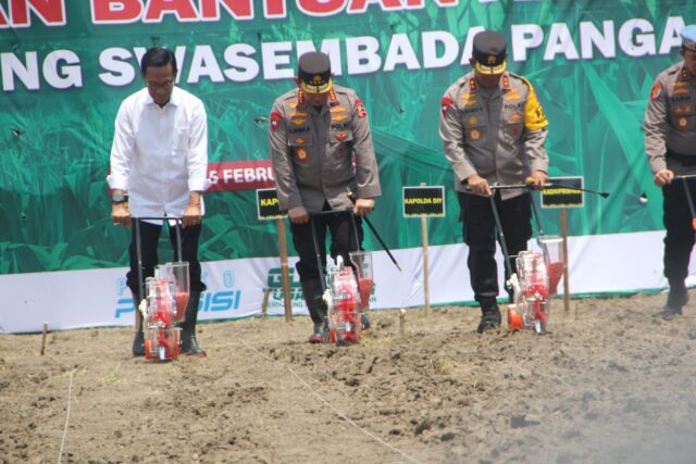 Kapolri dan Gubernur Yogyakarta Sri Sultan Hamengku Buwono X Tanam Jagung Bersama