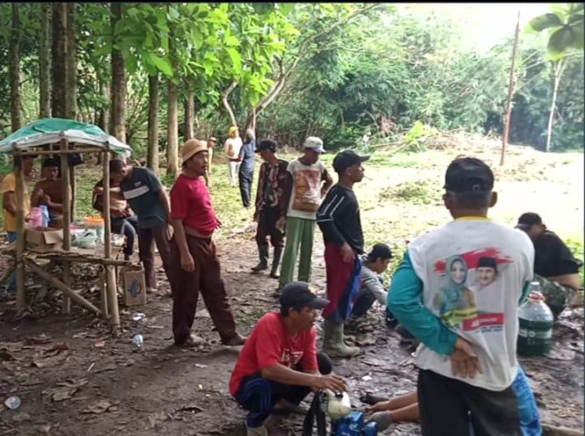 Menjelang Ramadan, Warga Cirogol Gelar Kerja Bakti di TPU