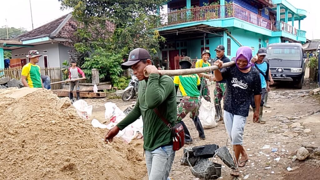 Satgas TMMD ke – 123 Kodim 0603/Lebak Bahu-membahu dengan Masyarakat Bangun Jembatan