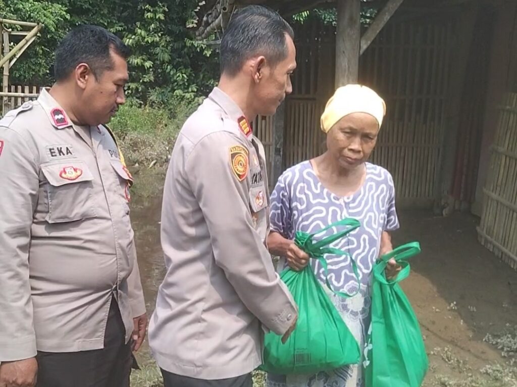 Polsek Cikande Salurkan Bantuan untuk Korban Banjir di Desa Songgom Jaya