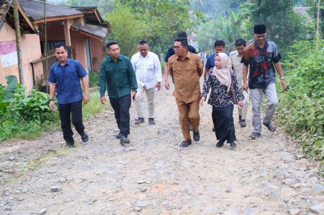 Terima Laporan Masyarakat Jalan Rusak, Gubernur Banten Andra Soni Gercep Tinjau Lokasi