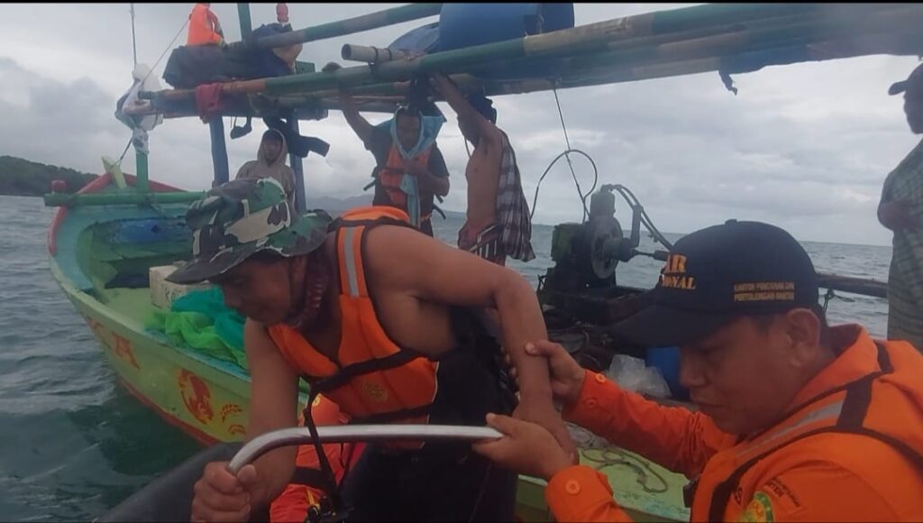 Basarnas Banten Evakuasi Enam Nelayan Terombang-ambing di Perairan Pulau Pamujaan