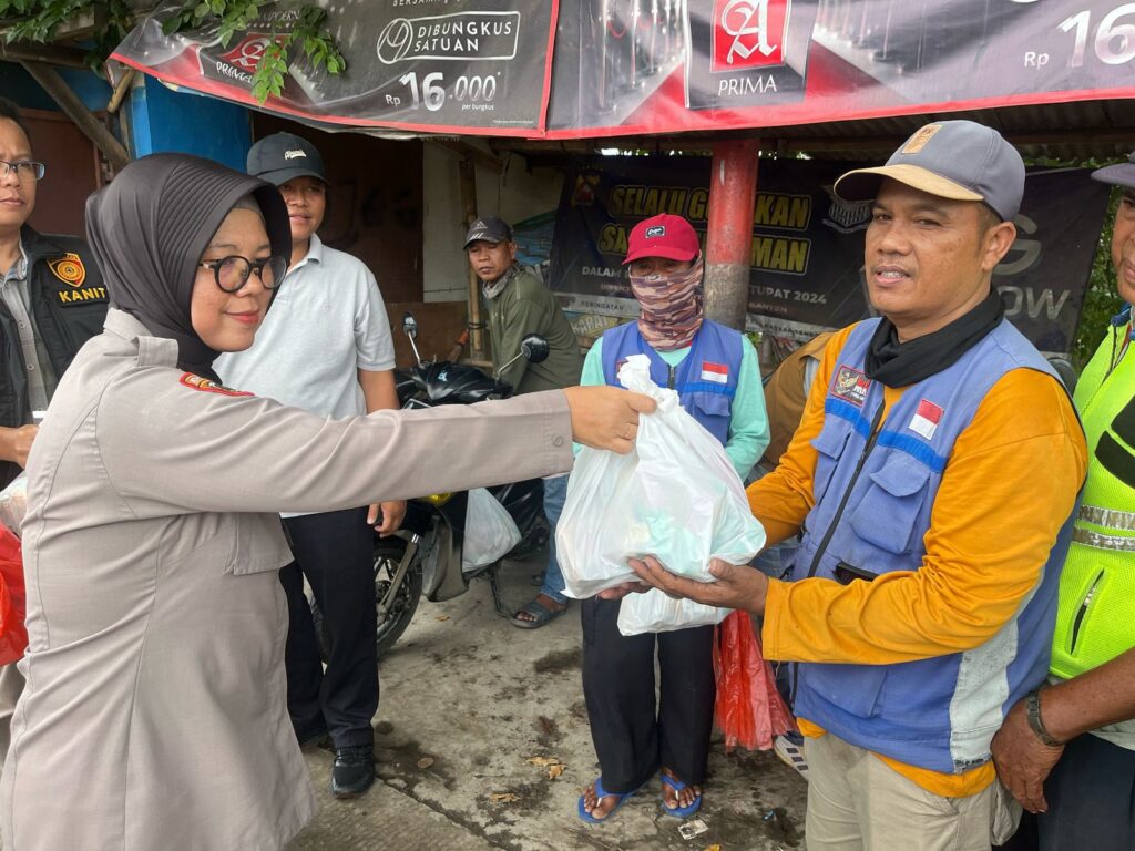 Polres Serang Bagikan Sembako untuk Tukang Ojek di Bulan Ramadhan