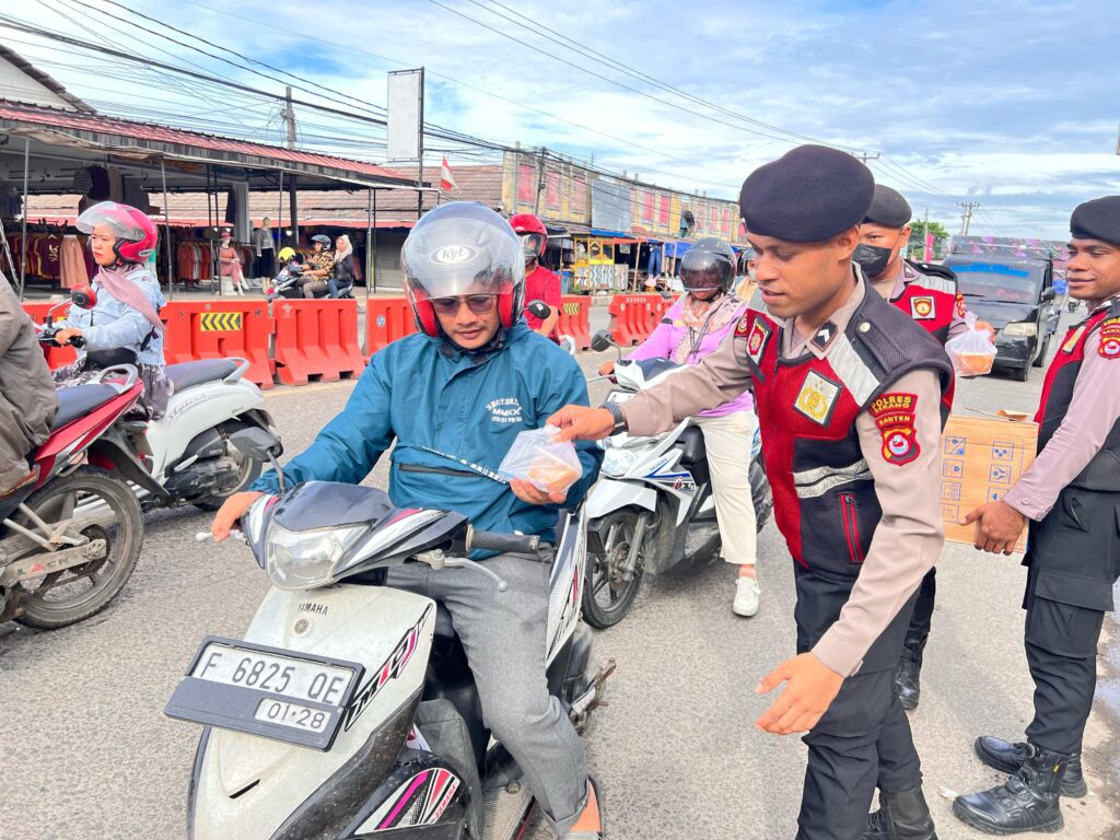 Polsek Kragilan Bagikan Takjil bagi Pengendara di Jalur Serang-Jakarta