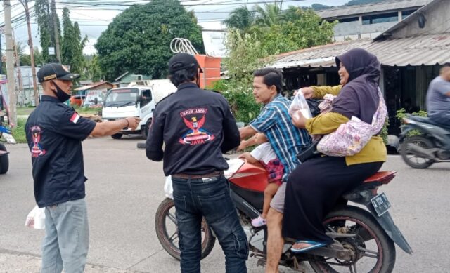 Grib Jaya Ranting Lebak Gede Bagikan Takjil Gratis Beserta Jajaran PAC Pulo Merak