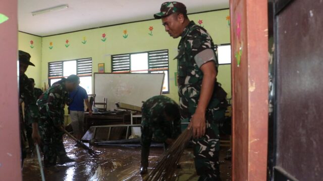 Tinjau Longsor dan Banjir, Dandim 0602/Serang Turut Bersihkan Sekolah Terdampak