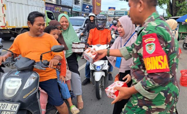 Peduli Sesama, Koramil Ciruas Bagikan Takjil Berbuka Puasa Untuk Masyarakat