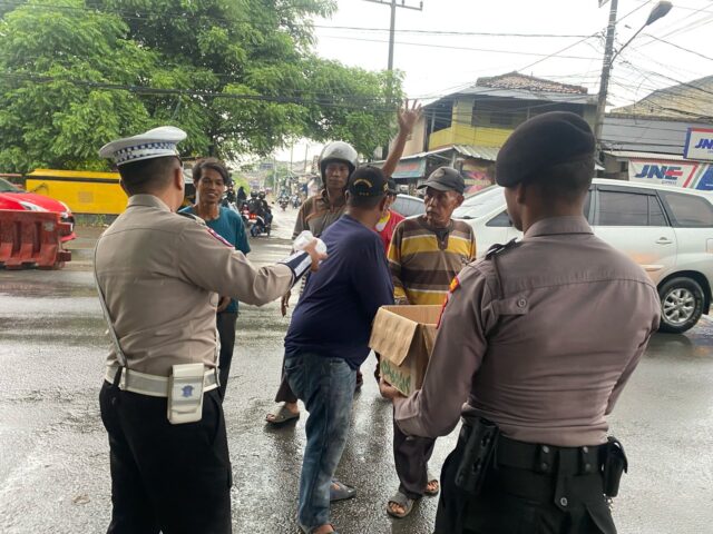 Personel Satsamapta dan Satlantas Polres Serang Bagikan Takjil untuk Pengguna Jalan