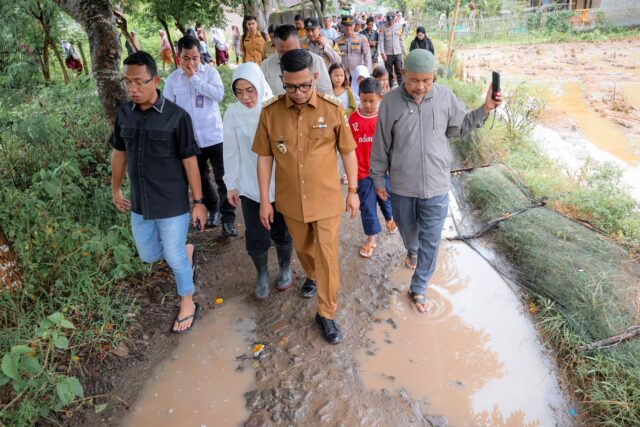 Tinjau Jalan Rusak di Pontang, Andra Soni Ajak Pemkab Serang Bersinergi Selesaikan Masalah