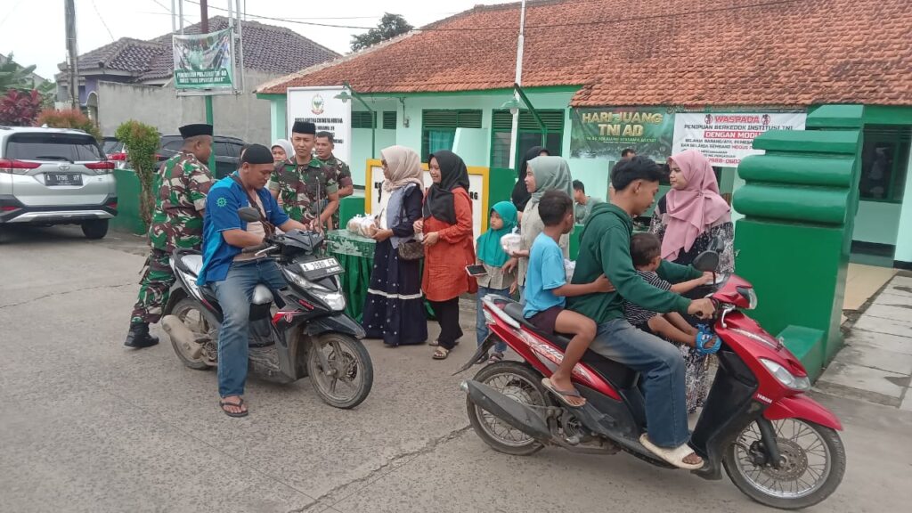 Koramil Cikeusal Bagikan 100 Paket Takjil untuk Warga