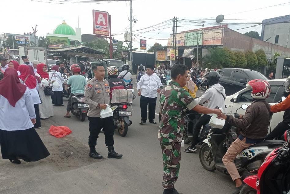 Koramil Ciruas Bersama Polsek Ciruas Dan Paguyuban Minang TCP Berbagi Ta’jil