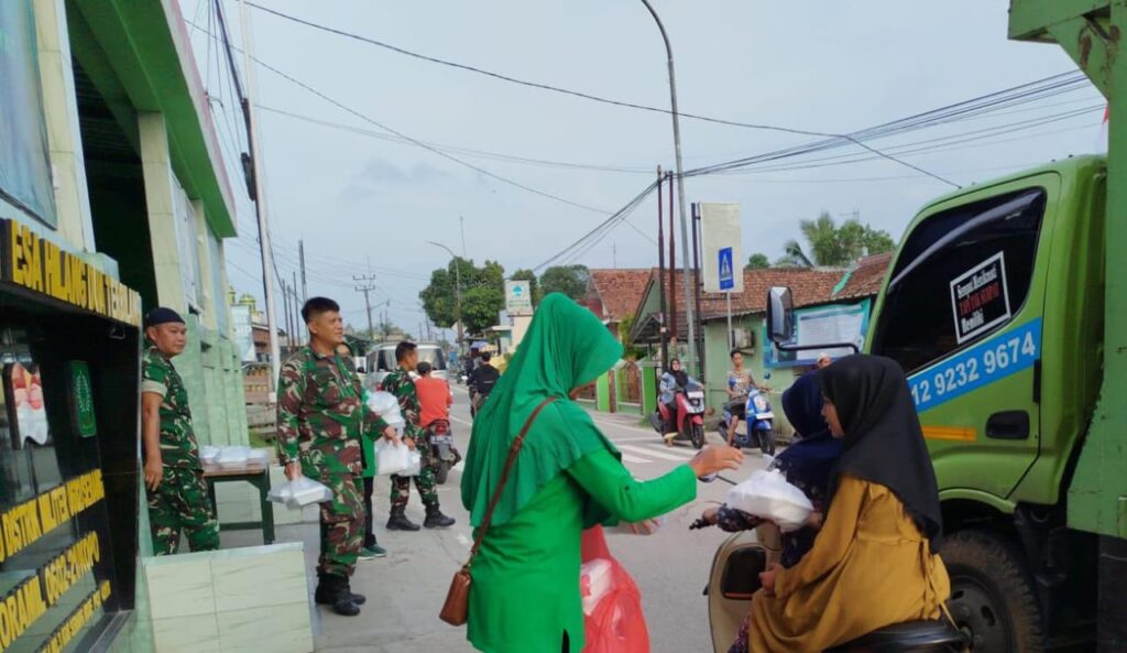 Koramil Kopo dan Persit Bagikan 200 Paket Takjil Untuk Pengguna Jalan Di Bulan Ramadan Koramil Kopo dan Persit Bagikan 200 Paket Takjil Untuk Pengguna Jalan Di Bulan Ramadan