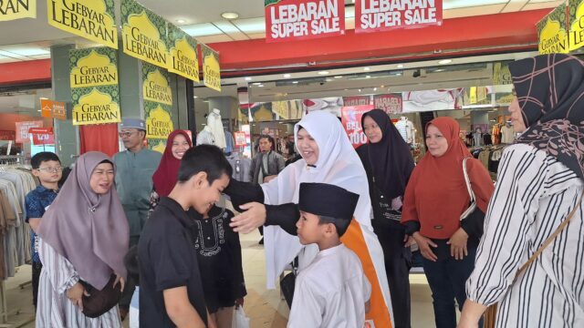 Bahagia Menjelang Lebaran, Puluhan Anak Yatim Belanja Baju Baru Bersama Erna Yuliawati