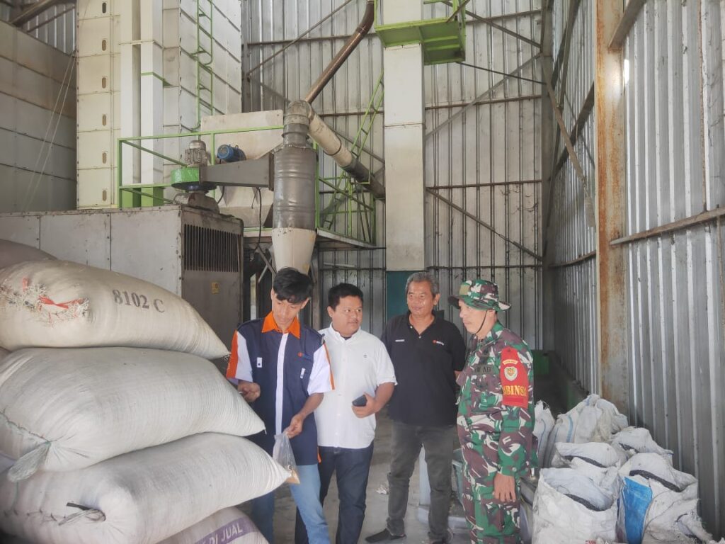 Babinsa Tenjoayu Dampingi Petani Jual Gabah ke Mitra Bulog