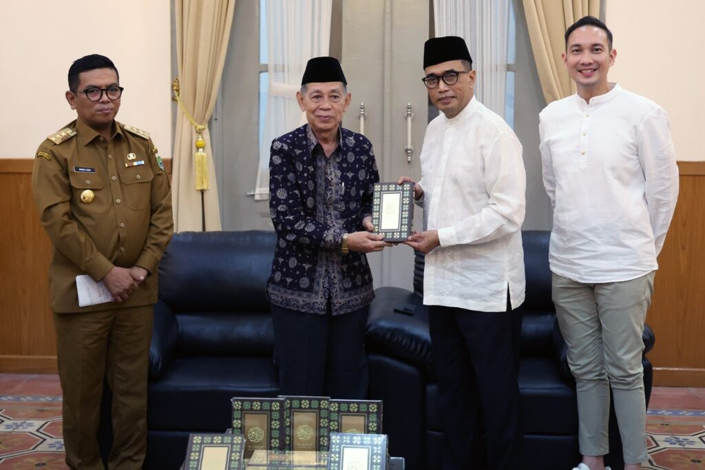 Andra Soni Saksikan Penyerahan Bantuan 2000 Al-Qur’an