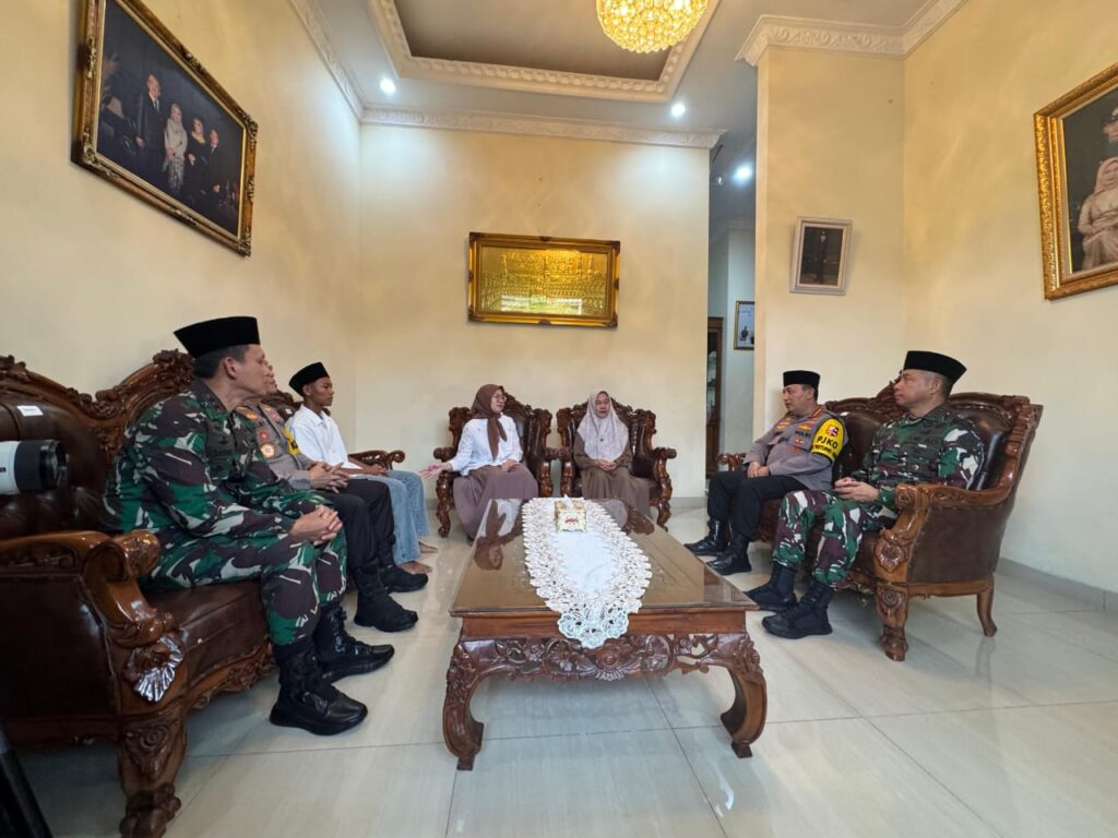 Kapolri Berikan Penghargaan Rekpro Bintara ke Daffa, Sepupu Almarhum Briptu Ghalib Kapolri Berikan Penghargaan Rekpro Bintara ke Daffa, Sepupu Almarhum Briptu Ghalib