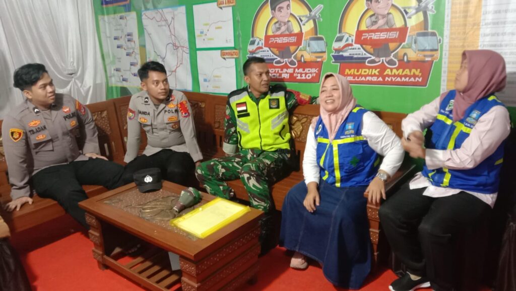 Jelang Idul Fitri Babinsa Koramil Ciomas Siaga Di Pos Pengamanan Jelang Idul Fitri Babinsa Koramil Ciomas Siaga Di Pos Pengamanan