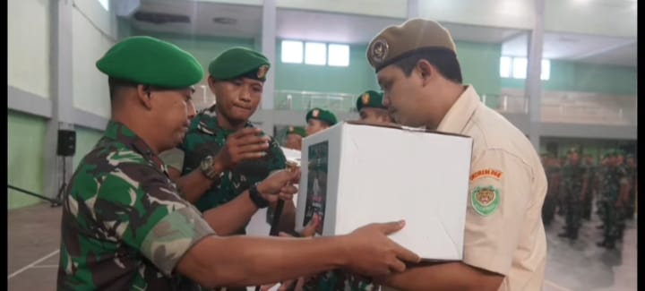 Danrem 064/MY Berikan THR dan Bingkisan Lebaran kepada Anggota dan PNS Danrem 064/MY Berikan THR dan Bingkisan Lebaran kepada Anggota dan PNS