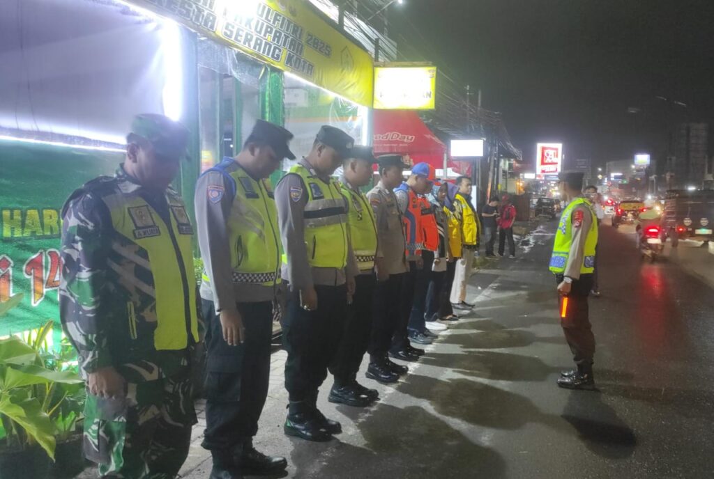 Anggota Kodim 0602/Serang Siaga Di Titik Strategis Bersama Aparat Kepolisian Jelang Idul Fitri 1446 H Anggota Kodim 0602/Serang Siaga Di Titik Strategis Bersama Aparat Kepolisian Jelang Idul Fitri 1446 H