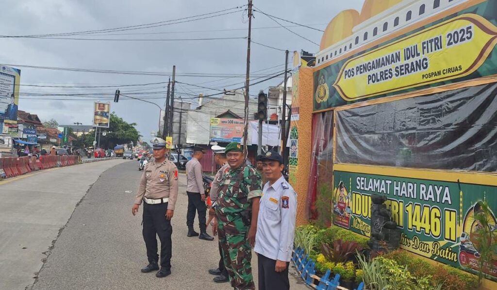 Babinsa Koramil Ciruas dan Aparat Kepolisian Optimalkan Pengamanan Jelang Idul Fitri 1446 H Babinsa Koramil Ciruas dan Aparat Kepolisian Optimalkan Pengamanan Jelang Idul Fitri 1446 H