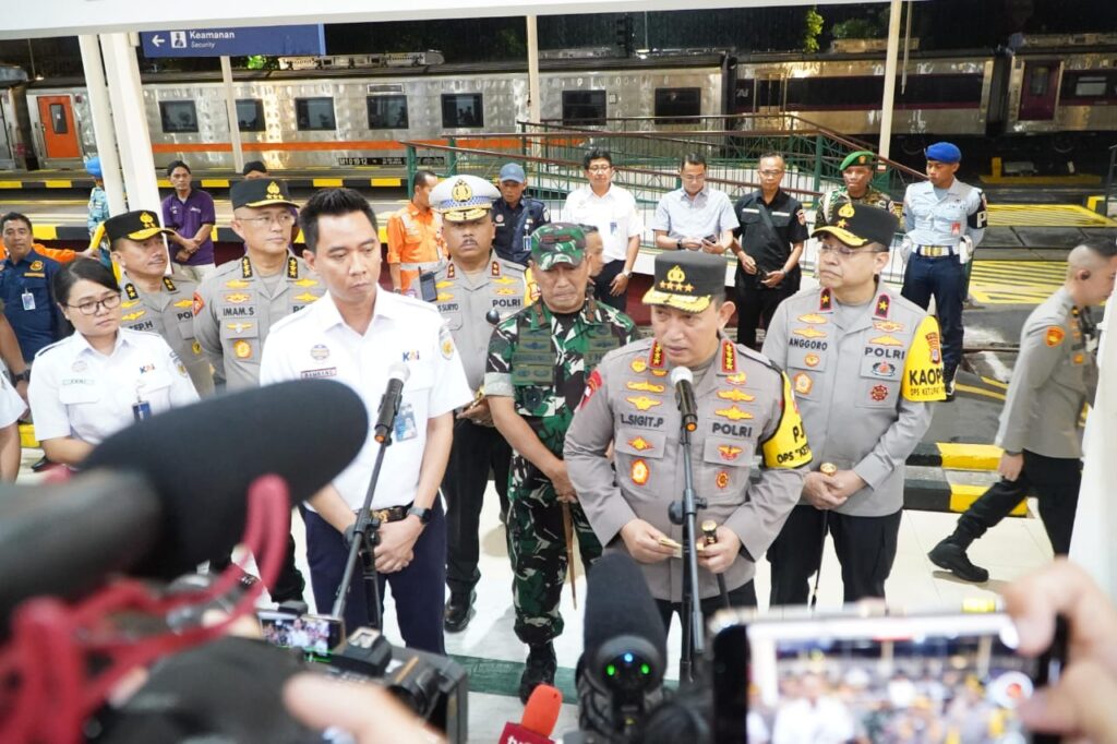 Tinjau Stasiun Tugu DIY, Kapolri : Mudik Gunakan Kereta Api Bisa Jadi Alternatif Tinjau Stasiun Tugu DIY, Kapolri : Mudik Gunakan Kereta Api Bisa Jadi Alternatif