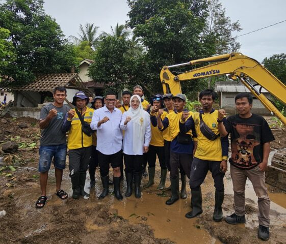 Andra Soni Tinjau Pendangkalan Sungai Imbas Banjir di Padarincang, 3 Alat Berat Diturunkan