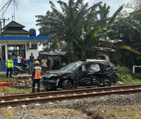 Mobil Pajero Tertabrak Kereta di Kemang Cipocok, Satu Orang Tewas