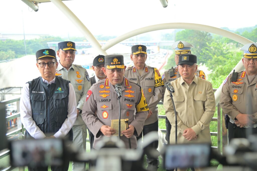 Kapolri Cek Arus Balik Lebaran di Tol Cikatama Kapolri Cek Arus Balik Lebaran di Tol Cikatama