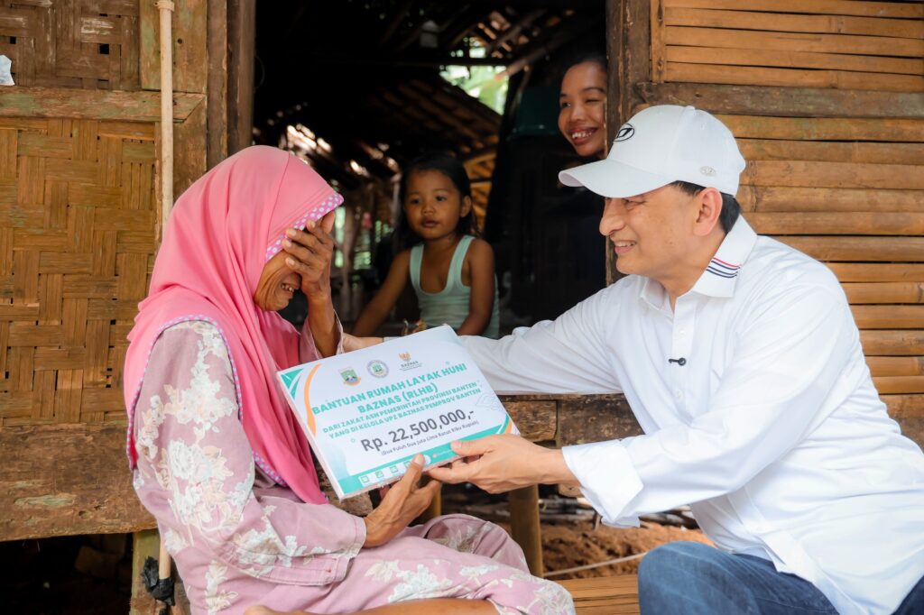 Rumah Panggung Nyaris Roboh, Wagub Banten Salurkan Bantuan RTLH Rumah Panggung Nyaris Roboh, Wagub Banten Salurkan Bantuan RTLH